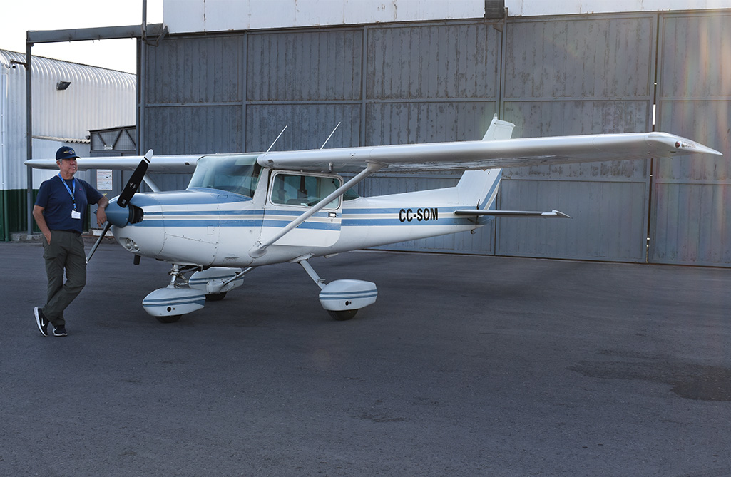 Instructor de vuelo al lado del cessna 152 de matrícula SOM